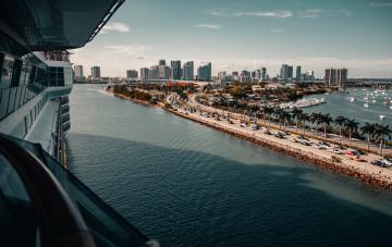 Choosing Between Cruise Lines and Ferries: Which is the Perfect Option for Your Upcoming Vacation?