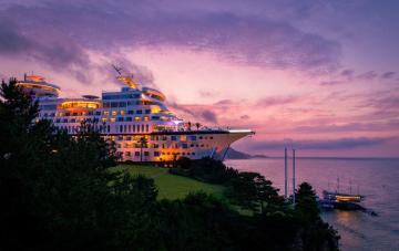 Experience the Entertainment and Nightlife of a Cruise Ship